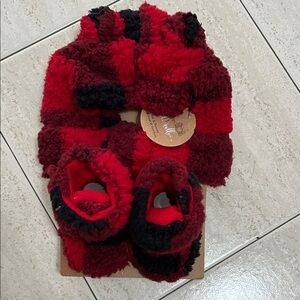 NEW 🆕 Cozy Red and Black Kids Hat and Booties Set for photo shoot 0-12 months